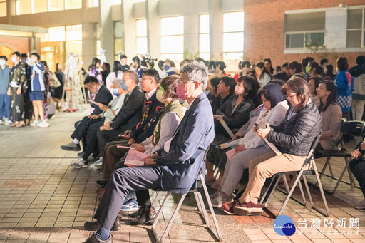 校園充滿濃濃的聖誕節氣氛 長榮大學辦聖誕點燈暨跳蚤市集活動