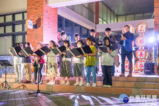 校園充滿濃濃的聖誕節氣氛 長榮大學辦聖誕點燈暨跳蚤市集活動