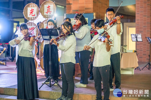 校園充滿濃濃的聖誕節氣氛 長榮大學辦聖誕點燈暨跳蚤市集活動