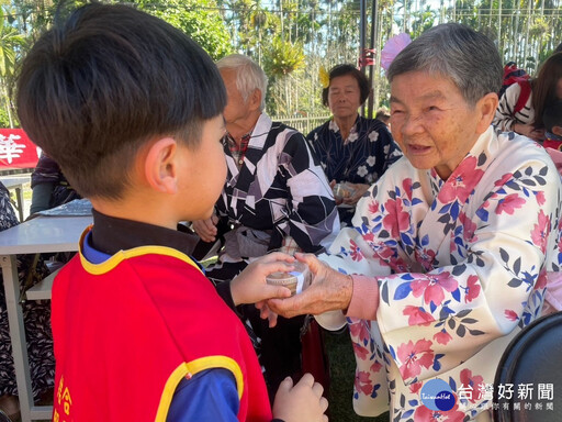 「小手牽大手，創造溫馨時光迎蛇年」 幼童伴孤老體驗燈籠繪畫