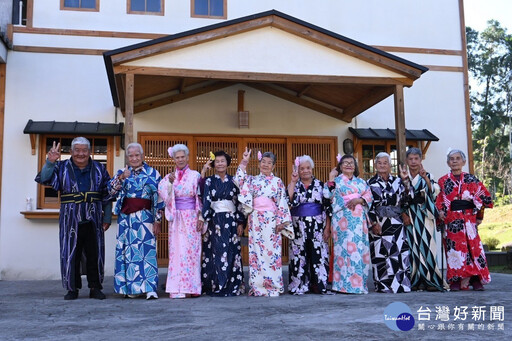 「小手牽大手，創造溫馨時光迎蛇年」 幼童伴孤老體驗燈籠繪畫