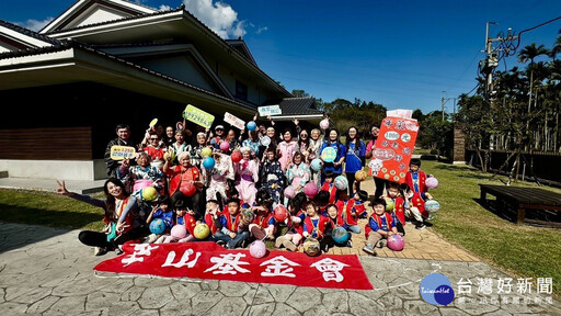 「小手牽大手，創造溫馨時光迎蛇年」 幼童伴孤老體驗燈籠繪畫