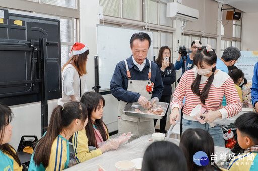 嘉義縣推動校園食魚教育 翁章梁與學童烹飪烏魚料理