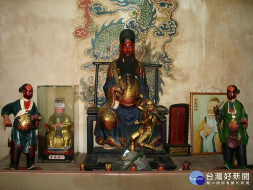 台中市定古蹟大甲文昌祠 供奉清朝珍貴彩釉神像