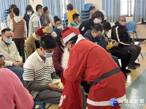 台電台中區處巧扮耶老 寒冬送暖社福團體