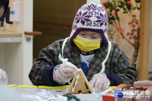 桃醫桃樂居日照中心 手工餅乾薑餅屋慶聖誕