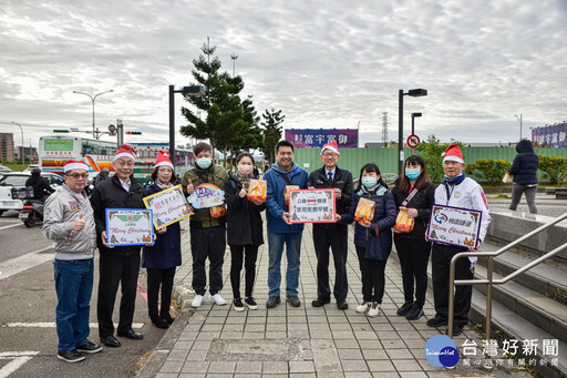 桃園副市長機捷發送早餐 宣導轉乘接駁公車減碳一起來