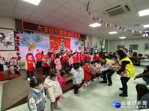 基督教救恩堂及大安幼兒園報佳音 板橋榮家長輩歡度聖誕節