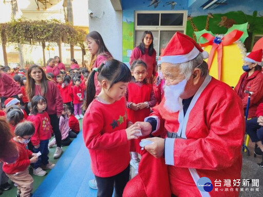 永信珸聆長照爺奶化身聖誕老人 給幼兒園學童聖誕節驚喜