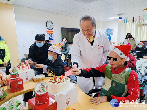 桃榮慶聖誕寒冬注暖流 院長祝福長輩們身體健康