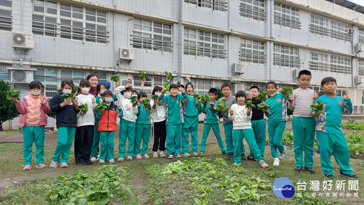 福德國小聖誕慶典很溫馨 師生不畏天冷送愛關懷社區獨老