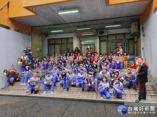 金山高中管樂團不畏寒冬細雨 前進社區傳送愛與祝福