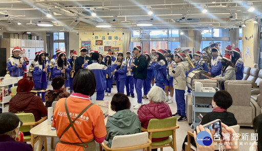 金山高中管樂團不畏寒冬細雨 前進社區傳送愛與祝福