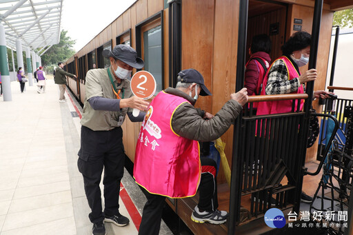 阿里山森鐵關懷之旅 嘉義市百位長者搭福森栩悅號圓夢