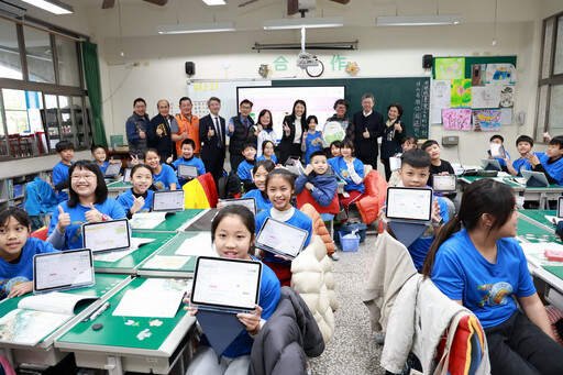 領先全國 南投縣中小學「一師一載具、生生有平板」啟動