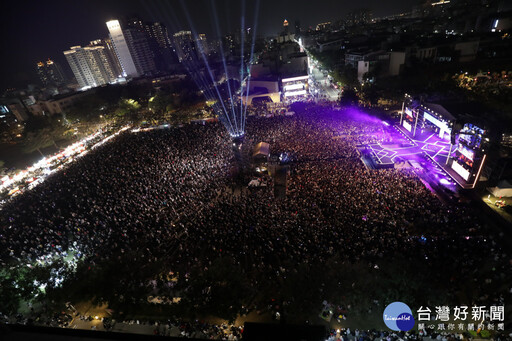 臺南好Young跨年晚會熱鬧滾滾 黃偉哲登臺與民眾互動並體驗AI智慧科技