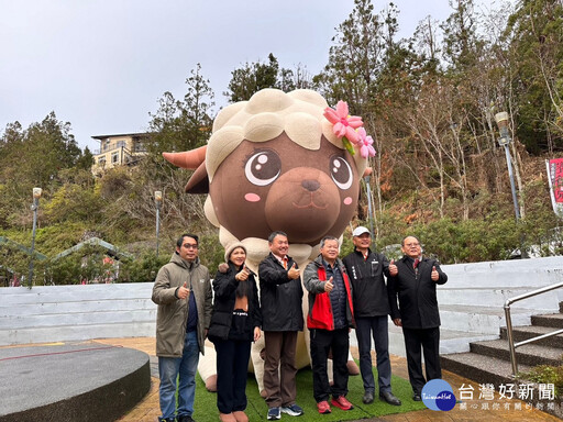 清境農場元旦升旗 不畏細雨喜迎曙光