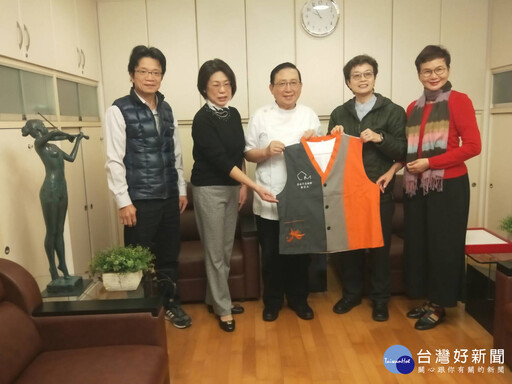 台南市美術館贈郭宗正志工制服 感謝贊助80萬元制服費