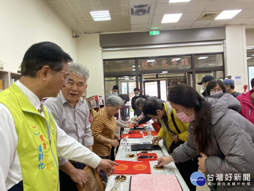 迎新春！書法家揮毫贈春聯 現場年味濃厚