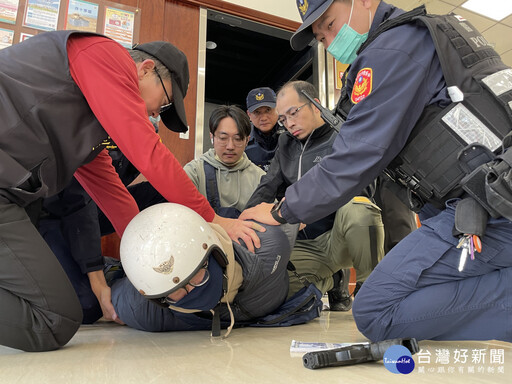 中壢警防搶演練 上演機警保全與襄理智鬥搶匪