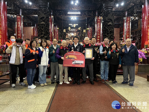 湧蓮寺回饋鄉里 捐蘆洲清潔隊兩輛清潔車