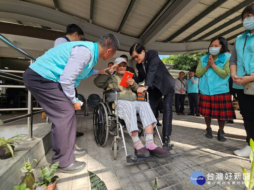 輔導會主委嚴德發慰問彰化榮家住民 致贈春節加菜金傳遞溫暖