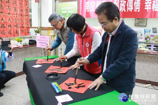 南投郵局新春揮毫贈春聯 祝福蛇麼攏順心