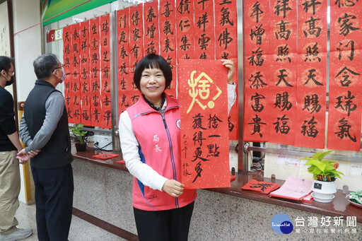 南投郵局新春揮毫贈春聯 祝福蛇麼攏順心