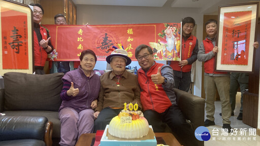 五股榮民爺爺百歲慶生 新北榮服處備生日蛋糕祝賀