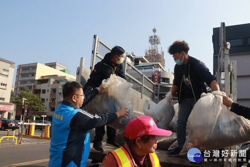 許淑華帶領年終大掃除營造乾淨家園 掃出近百公斤垃圾與菸蒂