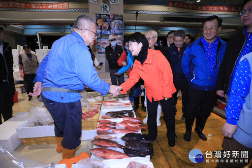 春節前盧秀燕起早視察魚市、果菜市場 關心調配供給量