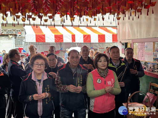 延續40餘年傳統 國光里福正宮尾牙揮毫送春聯