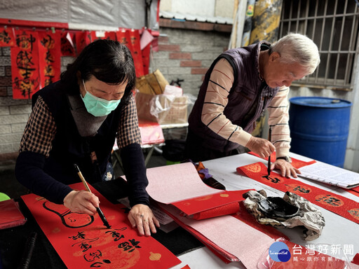 延續40餘年傳統 國光里福正宮尾牙揮毫送春聯