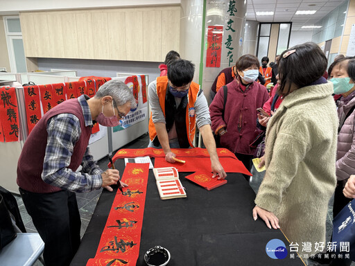 名家揮毫贈春聯 蛇來運轉賀新年