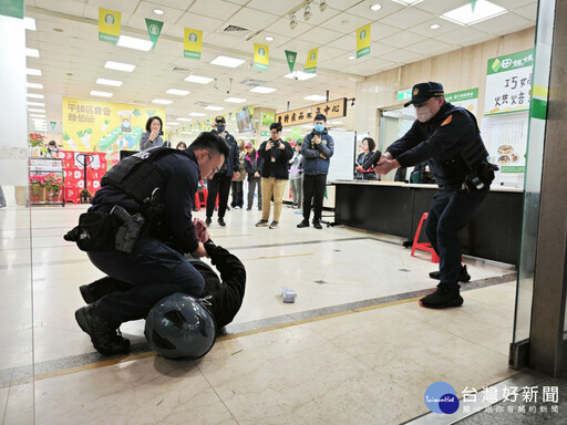 平鎮警加強防搶、阻詐宣導 讓民眾安心過好年