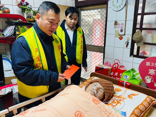 創世彰化分會送禮到家 國泰保險員化身傳愛天使送上祝福年禮及應急紅包