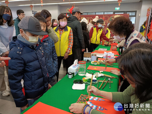 迎接農曆新年 八里區公所揮毫贈春聯