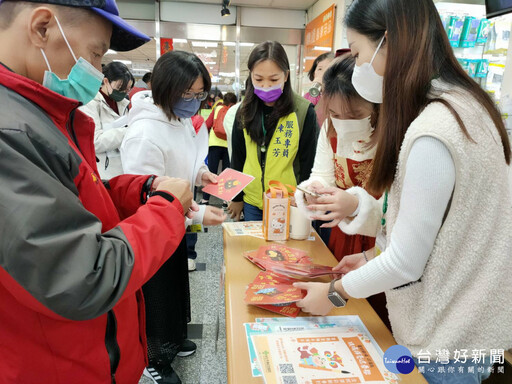 彰化秀傳院長新春揮毫贈春聯 民眾熱情索取