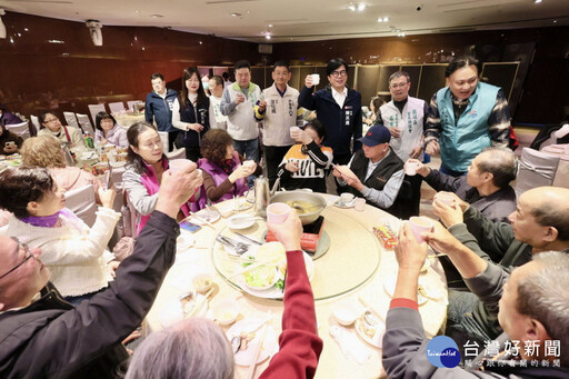 天氣冷颼颼心裡暖呼呼 鹽埕公所辦暖心圍爐讓獨居長輩喜迎新年