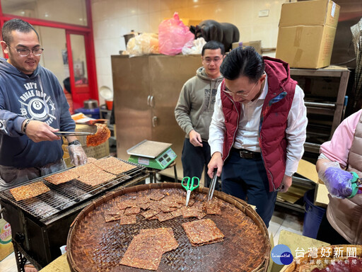 江啟臣走訪菜市場發送春聯 體驗手烤肉紙年味濃