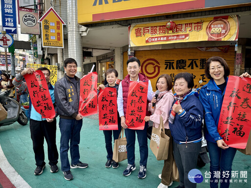 江啟臣走訪菜市場發送春聯 體驗手烤肉紙年味濃