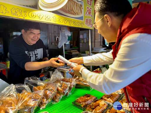 江啟臣走訪菜市場發送春聯 體驗手烤肉紙年味濃