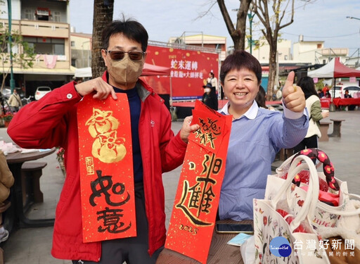 田尾鄉「蛇來運轉~彩繪燈籠暨大師揮毫」 讓怡心園增添新春過年氛圍