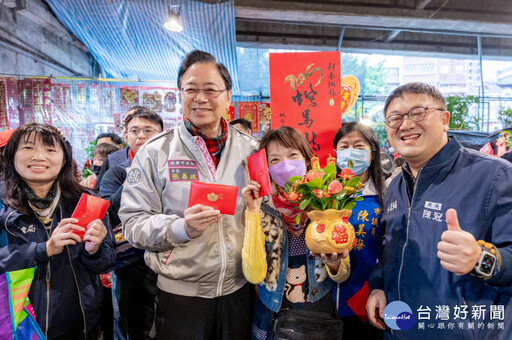 張善政赴桃園花市拜早年 近千份福袋秒殺