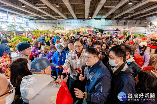 張善政赴桃園花市拜早年 近千份福袋秒殺