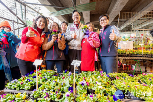 張善政赴桃園花市拜早年 近千份福袋秒殺