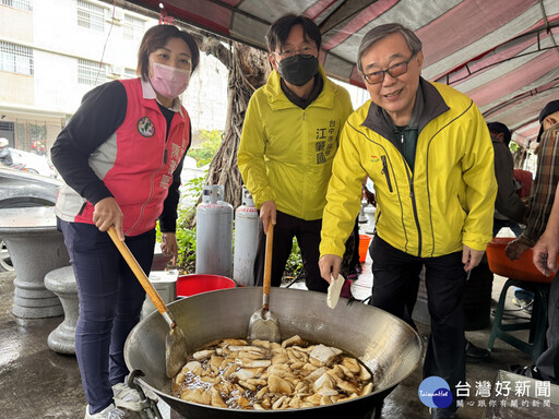 延續20年 中市國光社區起大灶 捲袖炊年糕送弱勢