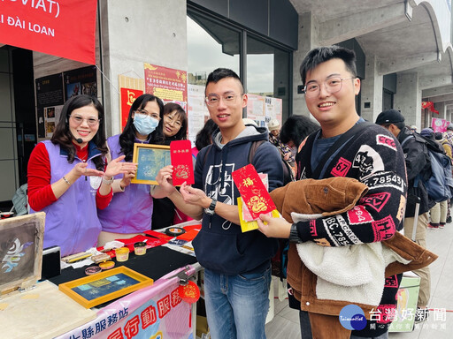 彰化車站飄異國年味 新住民自己印紅包迎蛇年