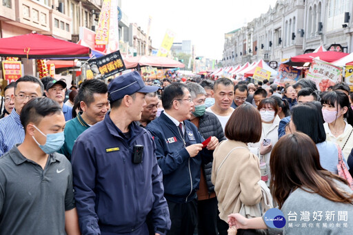 黃偉哲化身為嚮導 帶領「紫月光」女團逛新化年貨大街向民眾拜早年