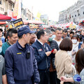 黃偉哲化身為嚮導 帶領「紫月光」女團逛新化年貨大街向民眾拜早年